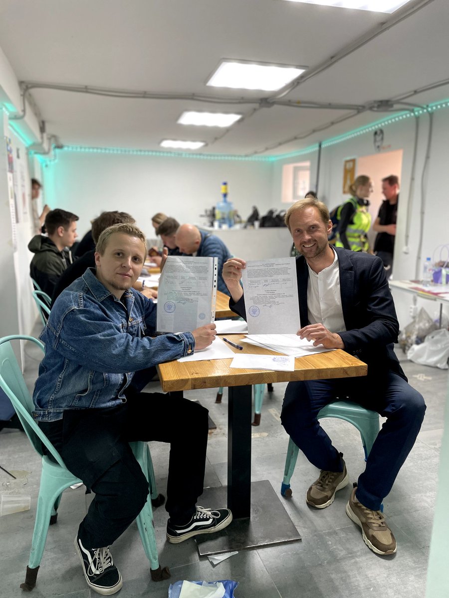 v_fedin's tweet photo. Первые муниципальные подписи поставили ваш покорный слуга мундеп Владимир Федин из МО Морской и мундеп  Сергей Трошин из МО Литейный округ.
Мы призываем и других муниципалов города отдать свою подпись за кандидата в губернаторы Санкт-Петербурга Людмилу Николаевну Васильеву! https://t.co/IFTh2odBrD