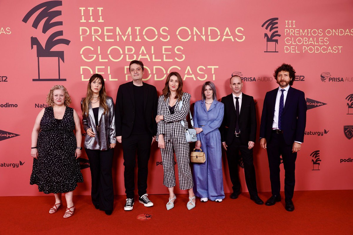 OlgaAguirre's tweet photo. Titania ya tiene dos Ondas. ¡Cuántas alegrías nos está dando, y las que quedan! Miles de gracias a @ManuelBartual y @ramirezmascaro por el regalazo de interpretar a Julia junto a la grandísima @nikkigarcia_es y un elenco brutal con el que es un gustazo compartir micro. https://t.co/Xo06OwSrHv