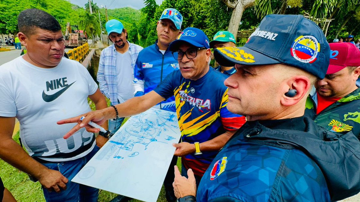 MijpVzla's tweet image. 🇻🇪 Atendiendo las solicitudes realizadas por el pueblo en el Sistema 1x10 del Buen Gobierno, desde Río Caribe, el padrino del edo. Sucre AJ. @CeballosIchaso1 en compañía del Gob. @GPintoVzla anunció la recuperación del sistema de bombeo.

#SomosLosDeNico