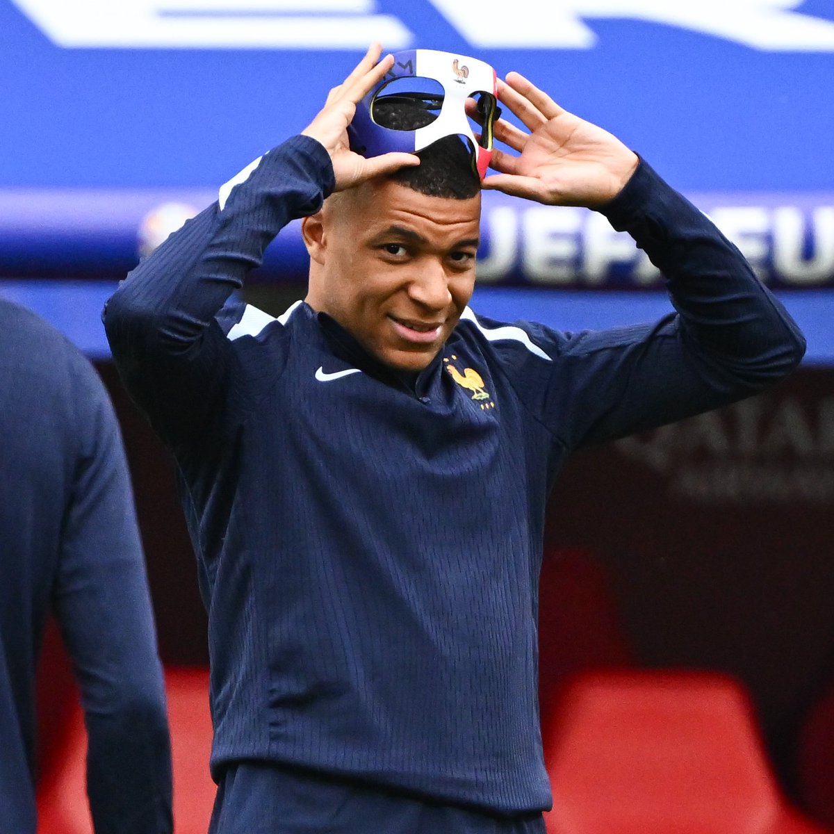 ActuFoot_'s tweet image. 🚨 Kylian Mbappé devrait débuter 𝘀𝘂𝗿 𝗹𝗲 𝗯𝗮𝗻𝗰 contre les Pays-Bas ce vendredi ! 🇫🇷

Une attaque Thuram - Giroud - Dembélé est pressentie.

(@RMCsport)