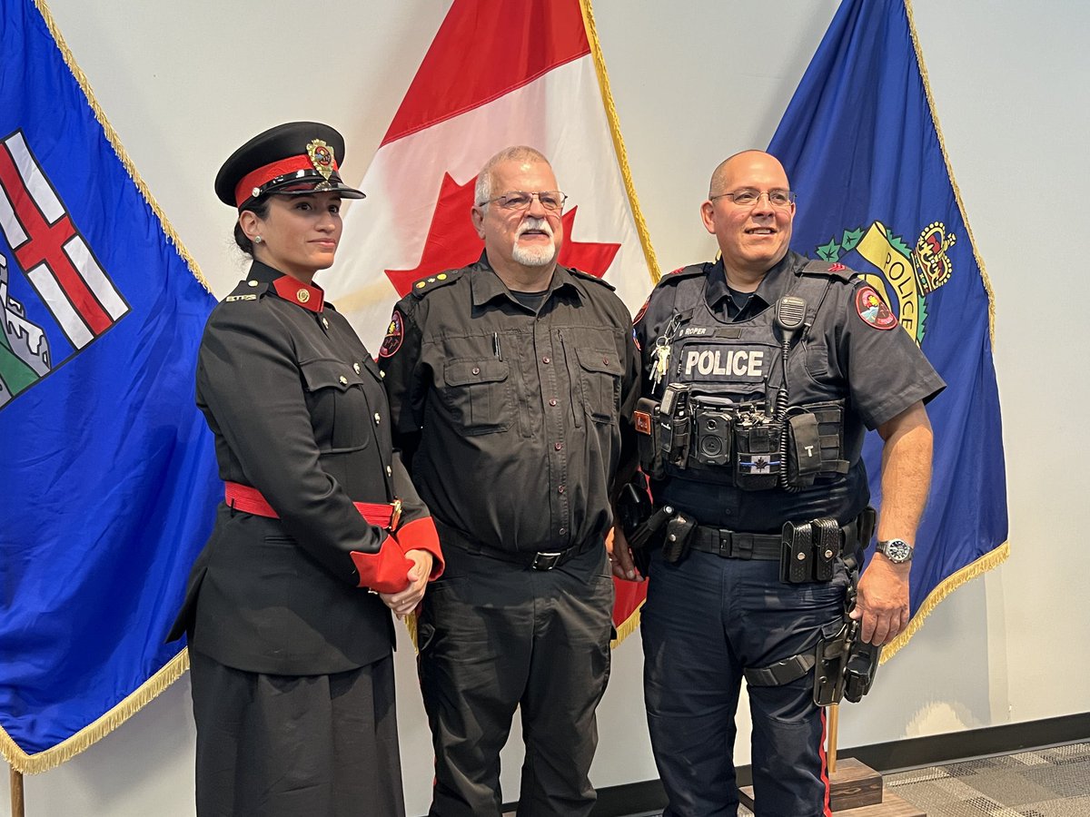 Congrats to Cst Fenner and A/Sgt Roper. Both received the Cpl Cummings Gold Award for catching Impaired Drivers and DRE testing, respectively.