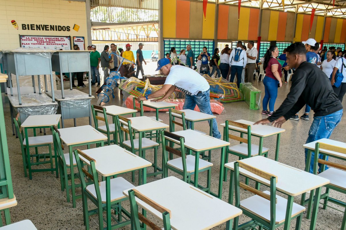 Yelitze Santaella (@_laavanzadora) on Twitter photo ¡Ahora en Sucre!
El 1x10 del Buen Gobierno continúa desplegado. Hoy, 119 020 estudiantes de 476 instituciones educativas del estado Sucre, son beneficiadas con insumos escolares como mesas sillas, equipos tecnológicos, cocinas, mobiliario y útiles escolares.
<a href="/NicolasMaduro/">Nicolás Maduro</a> ¡Ahora en Sucre!
El 1x10 del Buen Gobierno continúa desplegado. Hoy, 119 020 estudiantes de 476 instituciones educativas del estado Sucre, son beneficiadas con insumos escolares como mesas sillas, equipos tecnológicos, cocinas, mobiliario y útiles escolares.
<a href="/NicolasMaduro/">Nicolás Maduro</a>