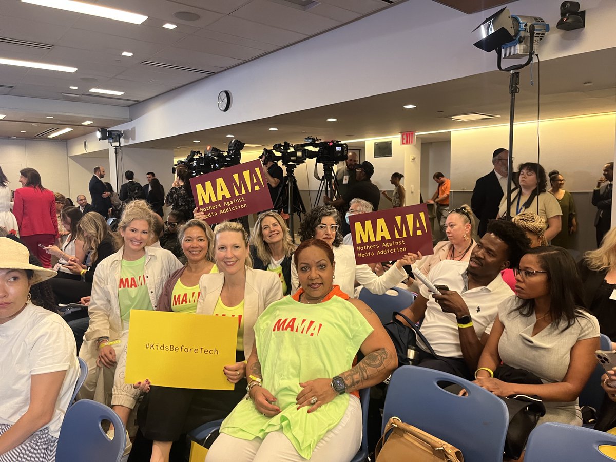 _WeAreMAMA's tweet photo. MAJOR VICTORY 🎉 Today, NY @GovKathyHochul signed nation-leading legislation to combat addictive social media feeds and protect kids online—a huge win for NY families. Thank you to Gov. Hochul, AG James, and the NY legislature for prioritizing our kids' health! #KidsBeforeTech #WeAreMAMA