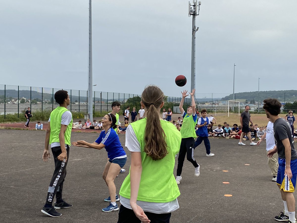 Collège René Cassin - Noidans les Vesoul (@crcnoidans) on Twitter photo Nouveau temps fort du projet NEFLE « Engagement des élèves » avec le projet olympique : le match de 🏀 profs/élèves. Les valeurs du sport au service de l’esprit d’établissement. Les enseignants s’inclinent 9-12 devant des élèves respectueux et … en forme 😉🥇 <a href="/unss_70/">@Unss_70</a> <a href="/DSDEN70/">DSDEN de la Haute-Saône</a> Nouveau temps fort du projet NEFLE « Engagement des élèves » avec le projet olympique : le match de 🏀 profs/élèves. Les valeurs du sport au service de l’esprit d’établissement. Les enseignants s’inclinent 9-12 devant des élèves respectueux et … en forme 😉🥇 <a href="/unss_70/">@Unss_70</a> <a href="/DSDEN70/">DSDEN de la Haute-Saône</a>