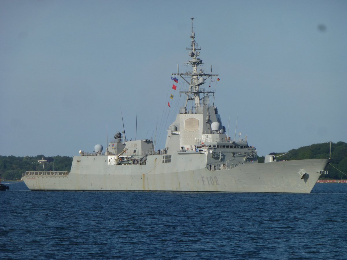 DarthFreder's tweet photo. 🇩🇪Kiel, 🇪🇸#Spanish #warship #frigate #Almirante_Juan_de_Borbón #F_102 (class Alvaro de Bazan) being towed into the Firth of #Kiel for #Kiel_Week.☝️
👀@warshipCam @Armada_esp @ScharnHelwin @Saebelzahnmoewe @Leopard24theWin @MASAOMORITR https://t.co/O25sMrFIGr