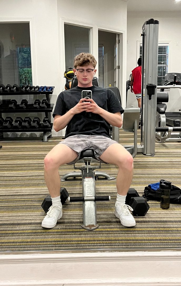 Lukaskryst's tweet photo. Why can’t I ever just have the gym to myself to take selfies all day??? Lmao jk jk #gay #gym https://t.co/yXlsHB1GX3