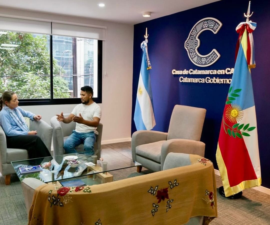 DELICADAS ARTESANÍAS TEXTILES EN LANA DE VICUÑA SE EXHIBEN EN NUESTRA CASA 🧶
.
Estamos muy contentos de anunciar que desde hace unos días recibimos exclusivas artesanías textiles confeccionadas por el talentoso y prestigioso artesano Nereo Gutiérrez, de la localidad de Londres.