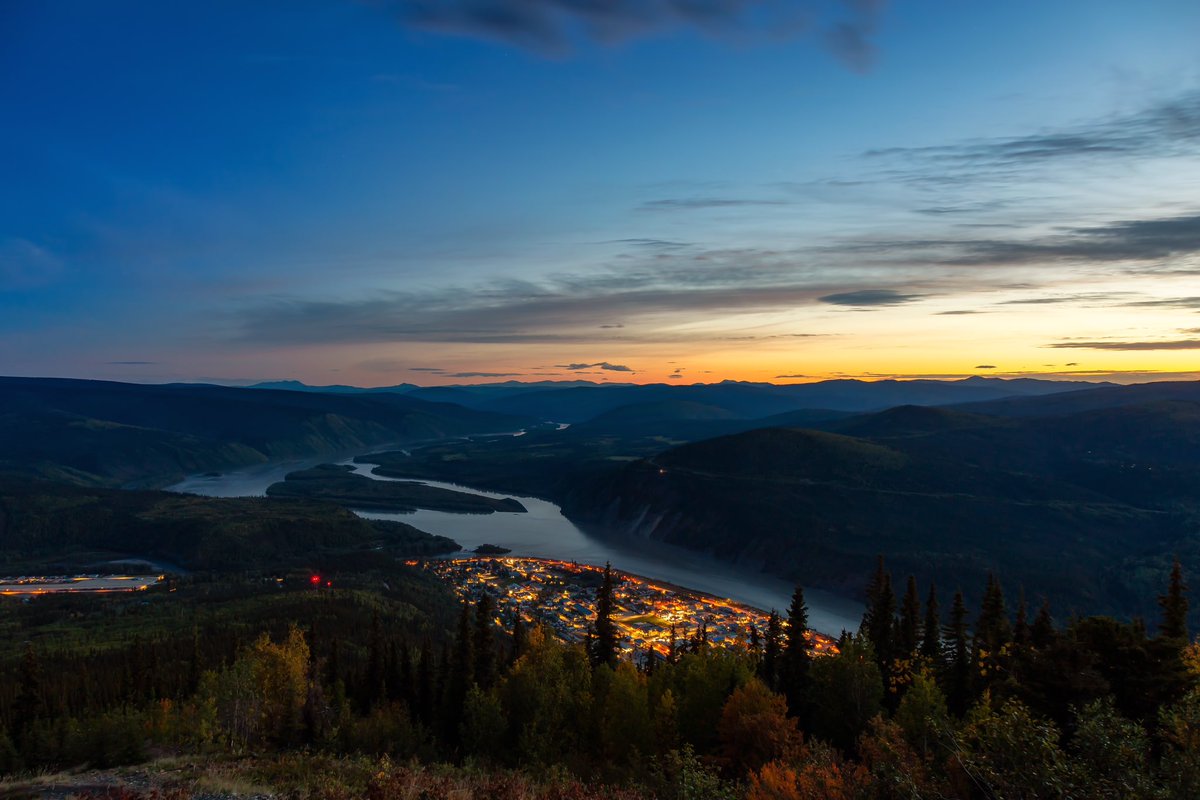 C’est l'été !🌞 Le solstice d'été apporte le jour le plus long de l'année dans l'hémisphère nord. Saviez-vous que #Yukon 🇨🇦 est connu comme la "terre du soleil de minuit". Il fait jour pendant des semaines durant cette période. Comment célébrez-vous l’été ? #FêteDuCanadaÉU