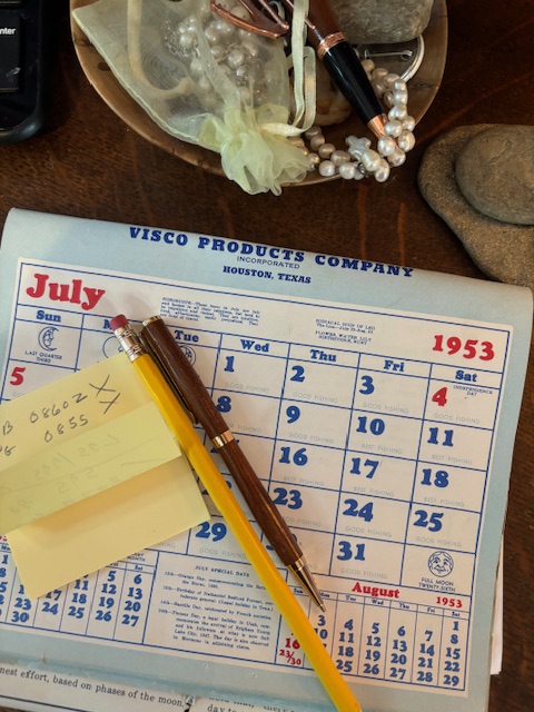 KimMichele_'s tweet image. Finally doing a deep clean of my office and found my calendar I bought for Book Woman&apos;s Daughter. This is the biggest pro tip I could give a writer. Buy a calendar for your manuscript to keep your timeline straight, and for you, your agent and editor&apos;s sanity.  #prowritingtips