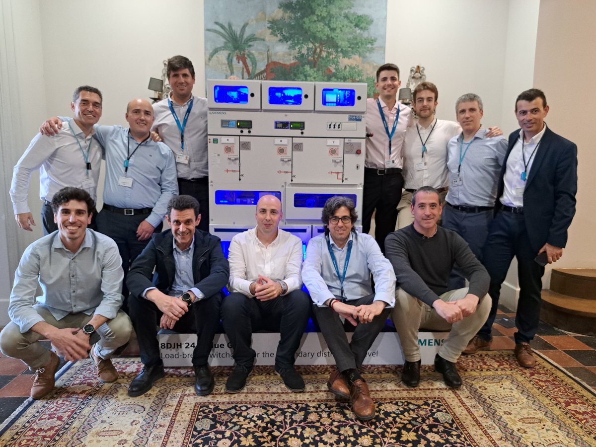 siemens_es's tweet image. 🙌 ¡Gracias! Cerramos las Jornadas #BlueGIS por todo lo alto con encuentros en Bilbao, Pamplona y Sevilla 🌍 

👉 Si tú también quieres saber qué es Blue GIS y cómo está ayudando a descarbonizar la red de #energía, aquí tienes todos los detalles: sie.ag/2eZSin