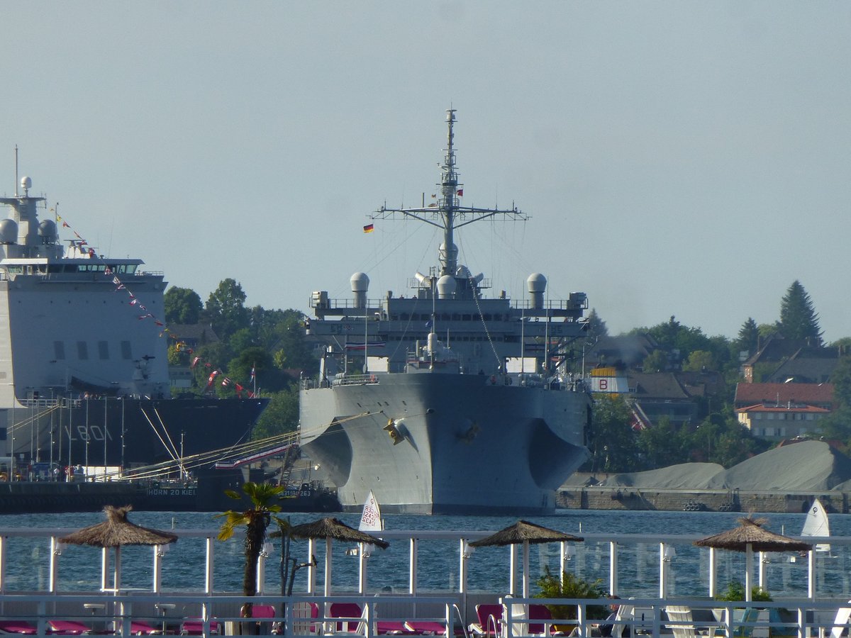 DarthFreder's tweet photo. 🇩🇪Kiel, USS #Mount_Whitney #LCC_20 (#Blue_Ridge class) and #HNLMS #Johan_de_Witt #L_801 (#Rotterdam class) already alongside at Kiel naval base for Kiel Week.
@WarshipCam @USNavy @kon_marine https://t.co/NvLAW8qkr4