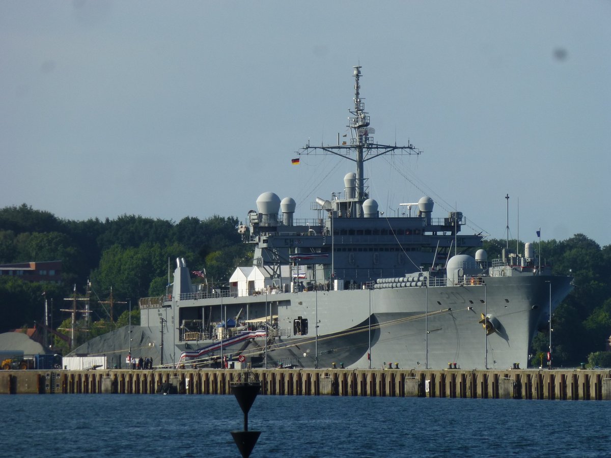 DarthFreder's tweet photo. 🇩🇪Kiel, USS #Mount_Whitney #LCC_20 (#Blue_Ridge class) and #HNLMS #Johan_de_Witt #L_801 (#Rotterdam class) already alongside at Kiel naval base for Kiel Week.
@WarshipCam @USNavy @kon_marine https://t.co/NvLAW8qkr4