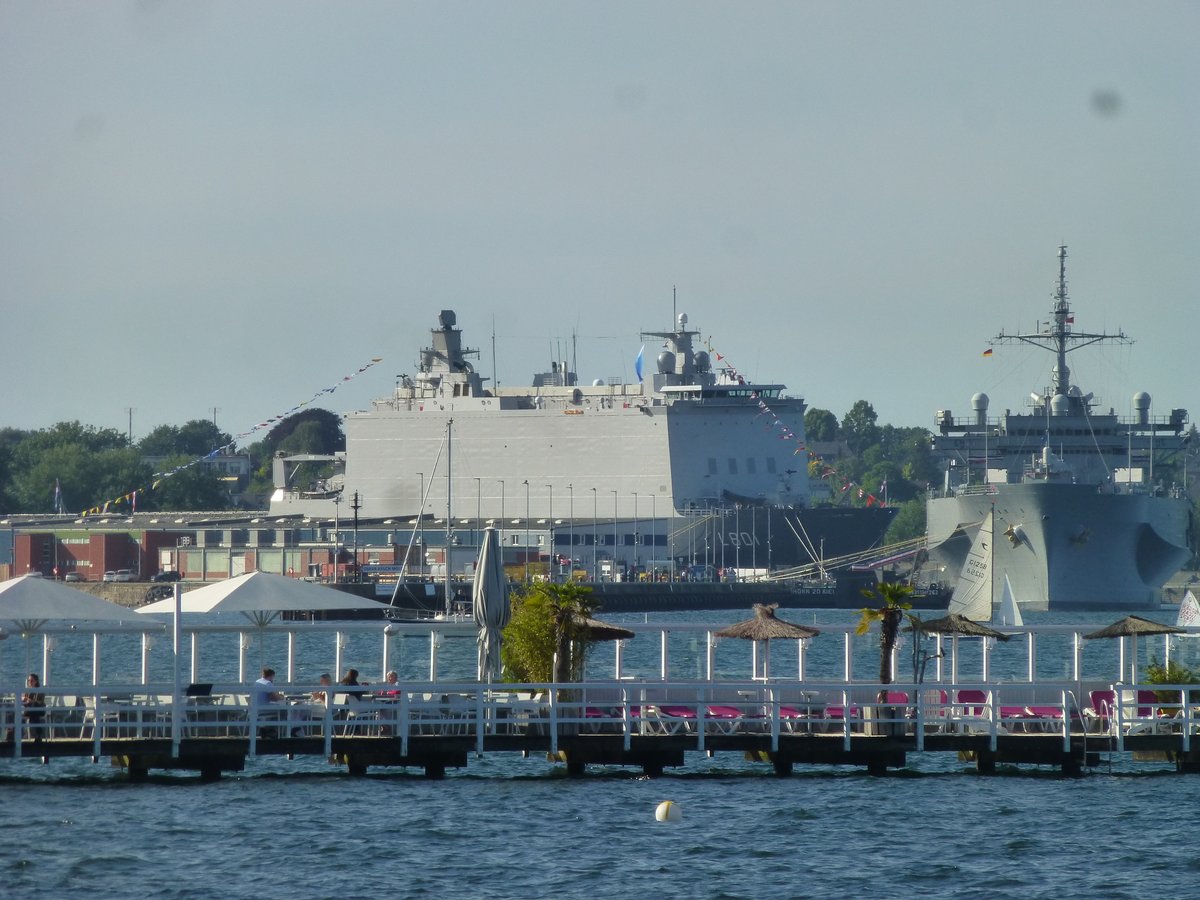 DarthFreder's tweet photo. 🇩🇪Kiel, USS #Mount_Whitney #LCC_20 (#Blue_Ridge class) and #HNLMS #Johan_de_Witt #L_801 (#Rotterdam class) already alongside at Kiel naval base for Kiel Week.
@WarshipCam @USNavy @kon_marine https://t.co/NvLAW8qkr4