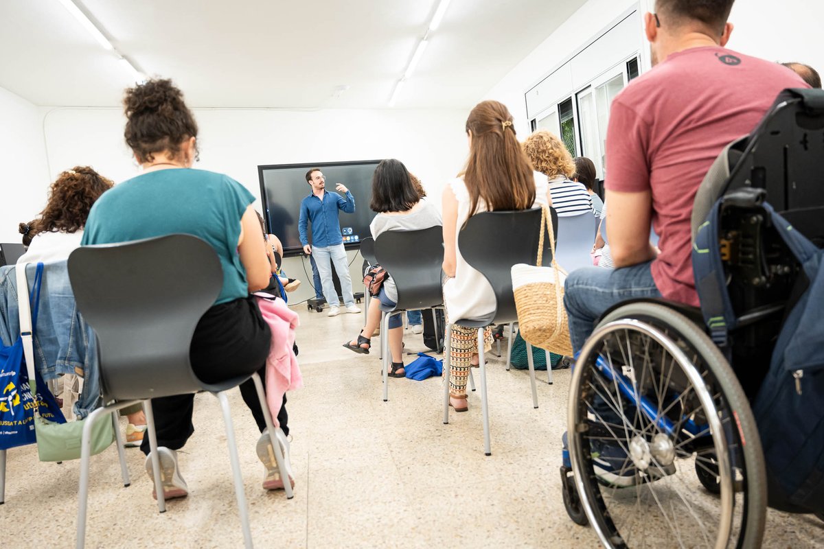 Més de 200 docents participen en la 4a edició Jornades Tècniques d'Innovació Educativa de FuturaFP. 

🔹Durant tot el matí s'han impartit tallers sobre tecnologia, pedagogia, bones pràctiques, IA i molt més. Una jornada per compartir experiències de les 26 famílies d'FP.