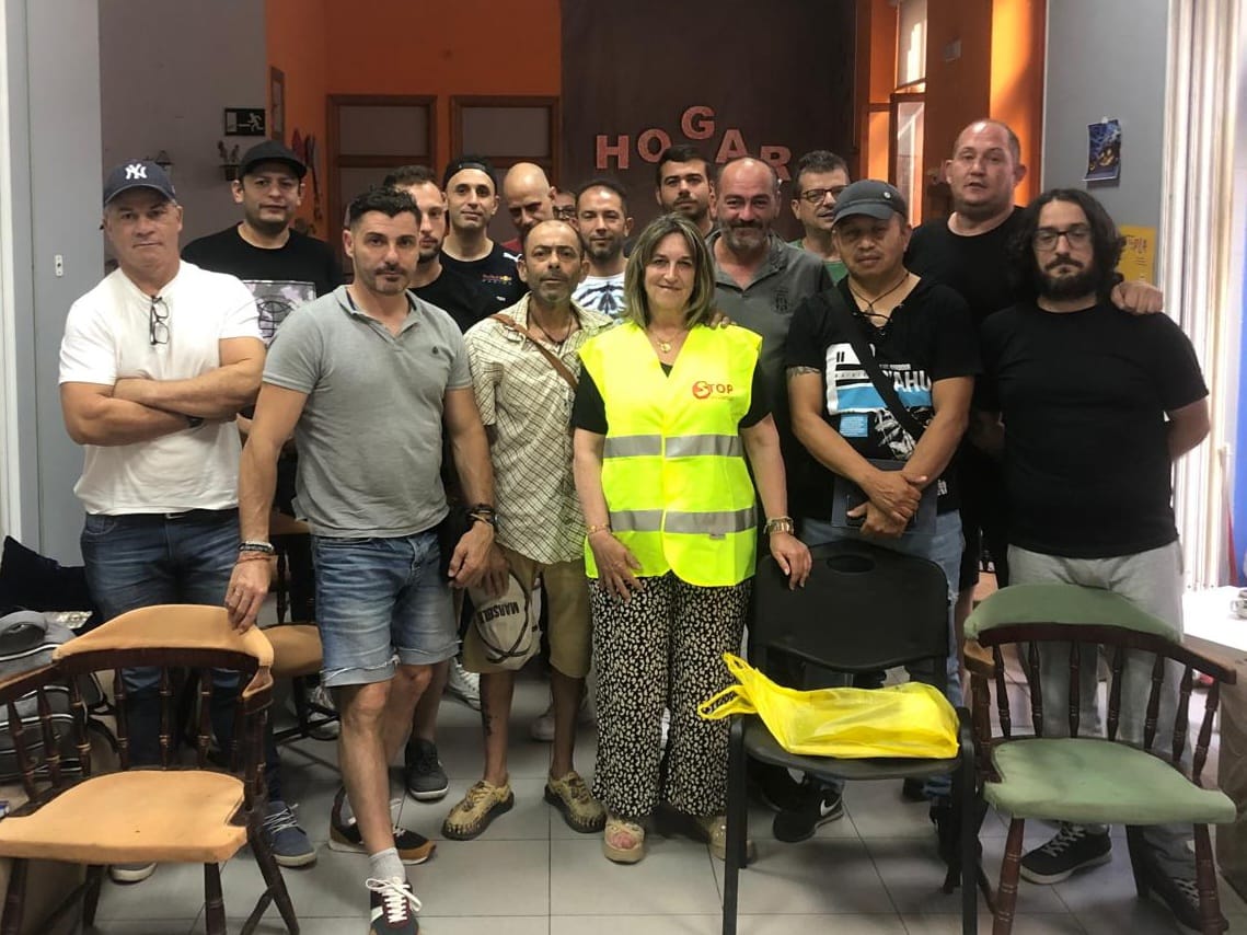 ValenciaStop's tweet photo. Taller #RompiendoBarreras. Lo hemos impartido en un curso de #Taseval. Gratificante que, cuando hemos terminado, todos los asistentes hayan querido salir en la foto. @OFESAUTO @DGTes https://t.co/QBz3b4W2UM