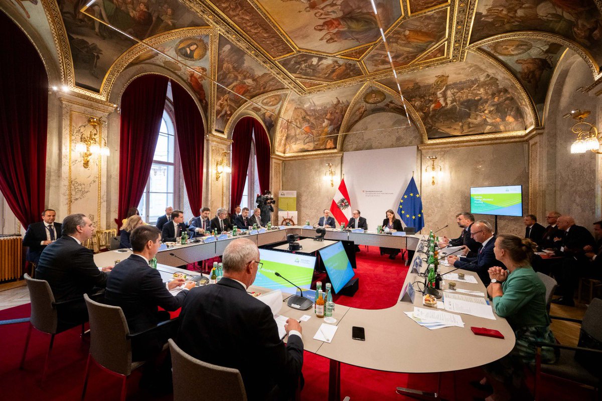 Great to host the #Danube Foreign Ministers in #Vienna!

💠 14 countries
💠 115m inhabitants
💠 one shared priority: security &amp; prosperity along Europe’s longest river

During the 🇦🇹 #EUSDR Presidency, we cooperate closer than ever between 🇪🇺 members and candidates. <a href="/EUSDR/">Danube Region Strategy</a>