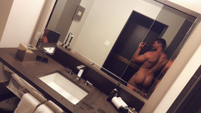 Hotel selfies don&rsquo;t get better than this https://t.co/MmFKrv6haQ