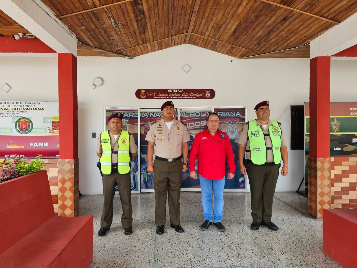 ¡De #Mérida pa’ #Táchira!

Recorriendo la hermosa frontera andina, siempre acompañados por nuestra querida <a href="/GnbGaranteDePaz/">Guardia Nacional Bolivariana</a>, para llevar la voz y el mensaje de trabajo permanente por el Pueblo de nuestro presidente <a href="/NicolasMaduro/">Nicolás Maduro</a>, y solucionar cada problema de agua.

No hay dura