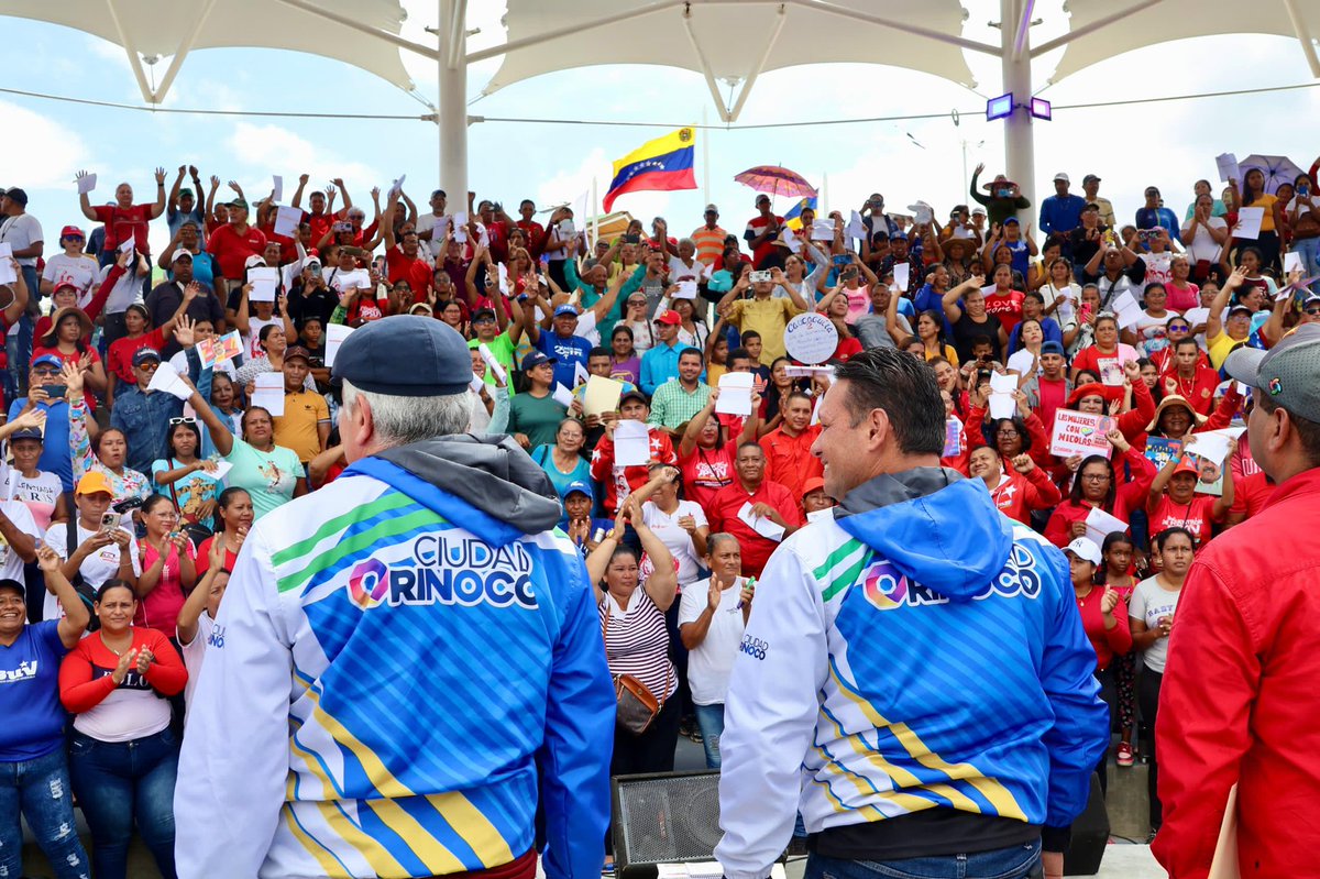“Aquí está la sangre, el motor, los que caminan día a día calle por calle”, dijo Hernán Rodríguez, alcalde del municipio Independencia, este jueves durante el encuentro político con líderes de comunidad, jefes de calle del @partidopsuv para revisar el cumplimento del 1x10.