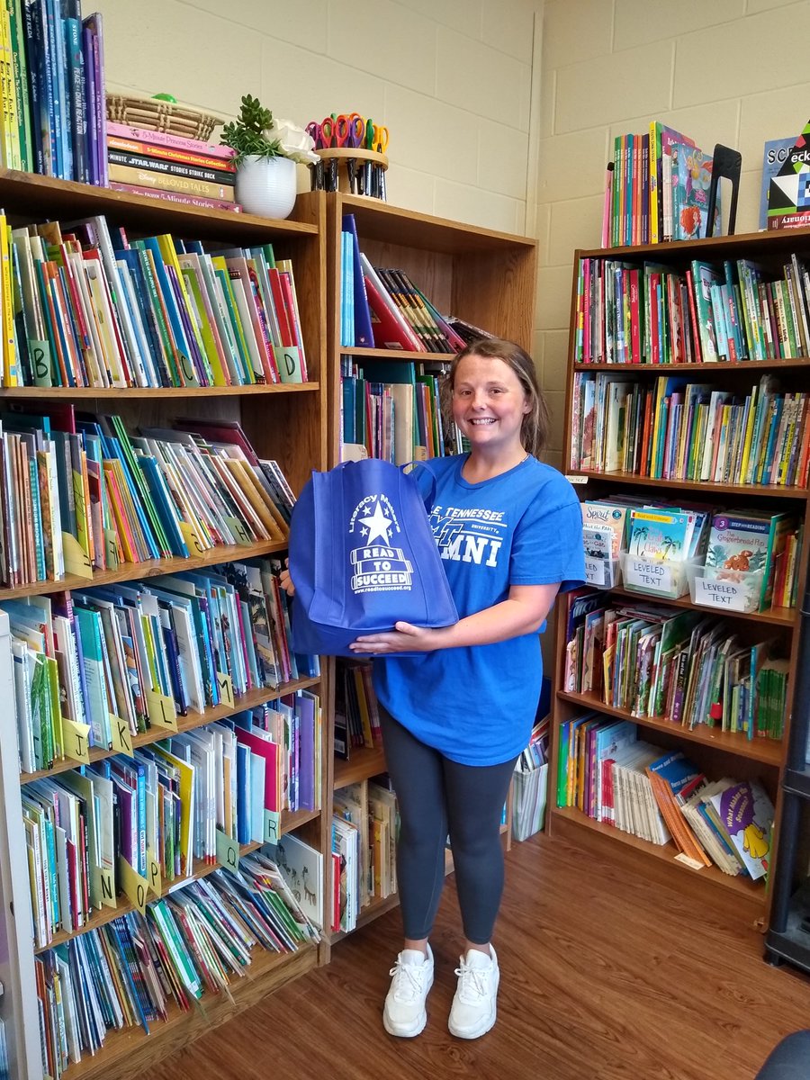 readtosucceed's tweet image. Teachers are loving our #newteacherbookgiveaway! Paige, who will be teaching at Black Fox Elem., chose a diverse set of books for her students to enjoy! 

All new RC teachers! Come by our office anytime through 8/15 to participate. Email familyliteracy@readtosucceed.org for info.