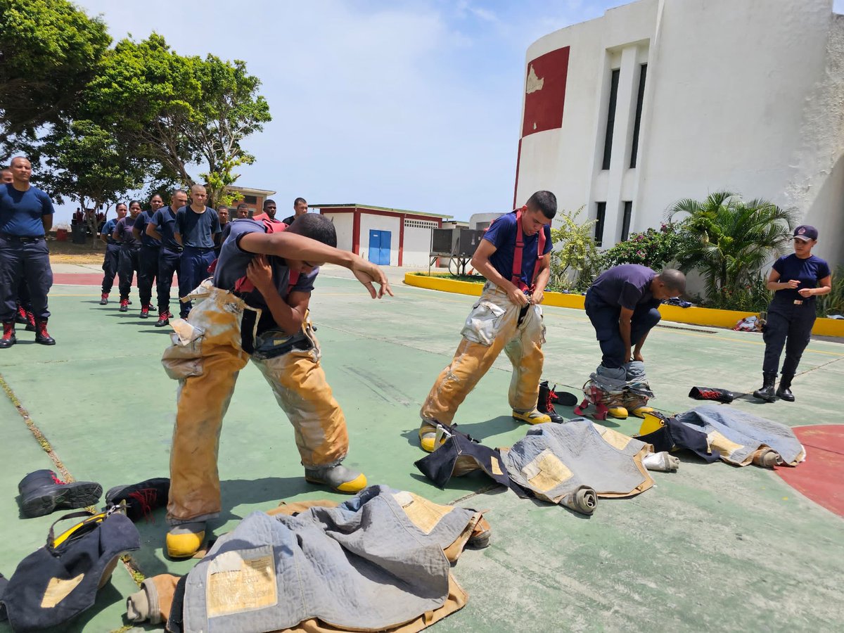 En el marco del curso inicial 1-2023 de Bomberos Aeronáuticos, el Cuerpo de Bomberos Aeronáuticos del IAIM, dictó una sesión instructiva sobre la correcta colocación de Equipos de Protección Personal (EPP), como parte primordial de las prácticas profesional de los aspirantes.