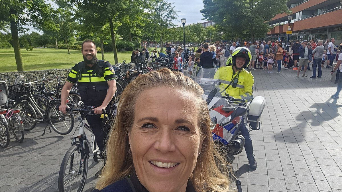 Samen met wijkagent Stefan en wijkagent Peter aanwezig bij de Bolidt Inner Circlerun #HendrikIdoAmbacht #toezichthouden Het is gezellig druk en de kidsrun is nu al even bezig. Nog volgers die gaan hardlopen? #hardlopen #wedstrijd #toezicht