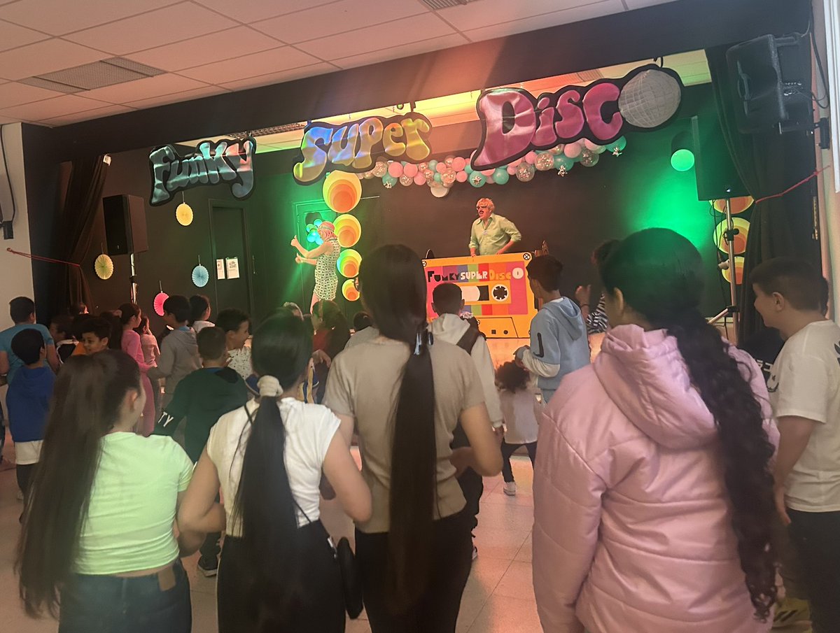 <a href="/Kamaru_Teatro/">Kamaru_Teatro</a> ha puesto a niños y a mayores a bailar durante esta mañana. Buena despedida de curso #PROA+