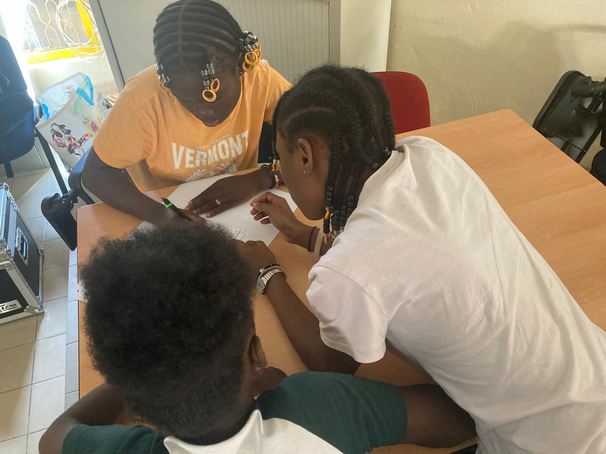 canope_973's tweet photo. Depuis quelques jours, nos formatrices sont à #SLM pour tester le programme "Radio des mots" de @BSF_Inter pour les lycées et collèges de Guyane. Ce programme vise à prévenir le décrochage scolaire et à favoriser l'insertion en luttant contre l'illettrisme chez les jeunes. https://t.co/txF95UQAoq