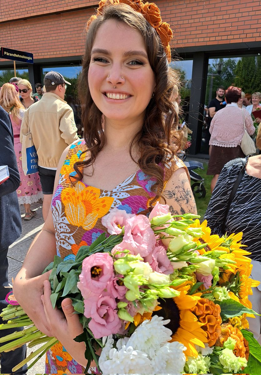 Tegelikult sain see aasta ka mina kooli lõpetatud 😊 Kõige suurem heameel on mul selle üle, et terve mu pere sai sellest teekonnast ja ilusast lõpp-punktist osa. Ja no, meeletult soe tunne on ikka, kui oma emme aitab soengut sättida ❤️