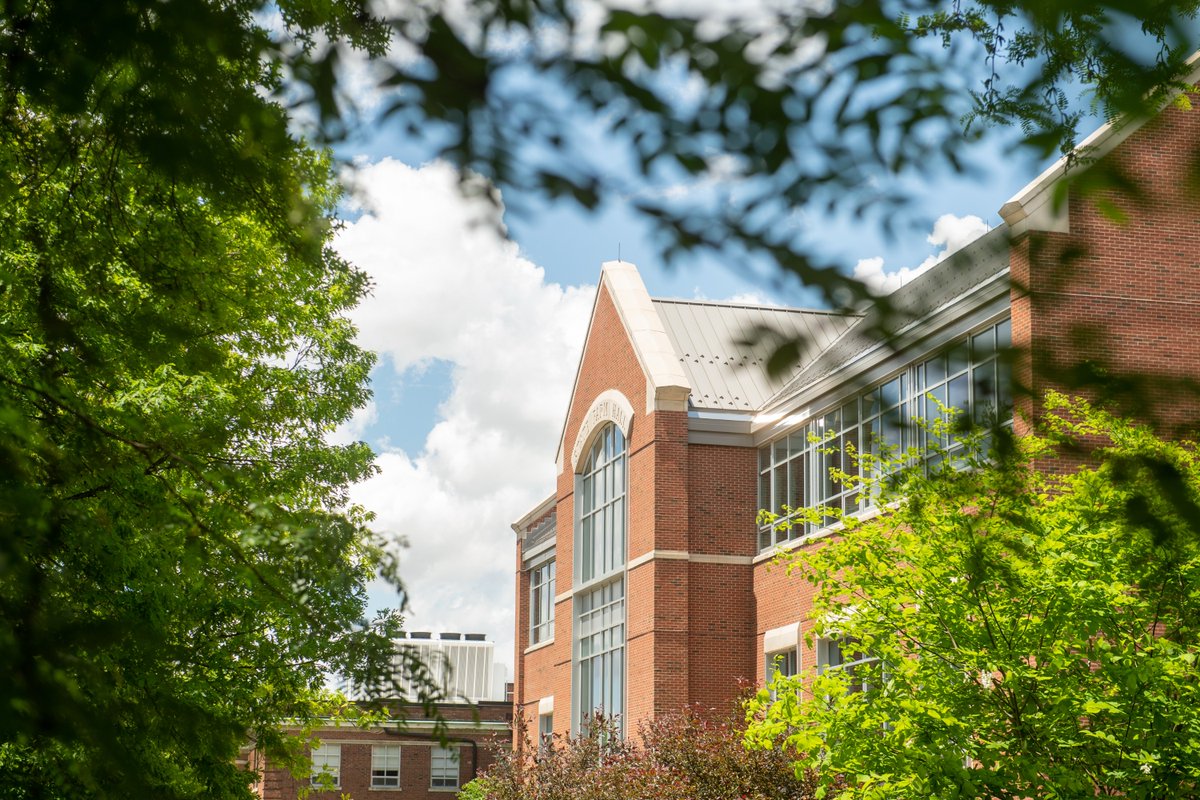 IL_Wesleyan's tweet photo. Happy First Day of Summer from the picture-perfect IWU campus 💚 https://t.co/Z6BNj2jTTo