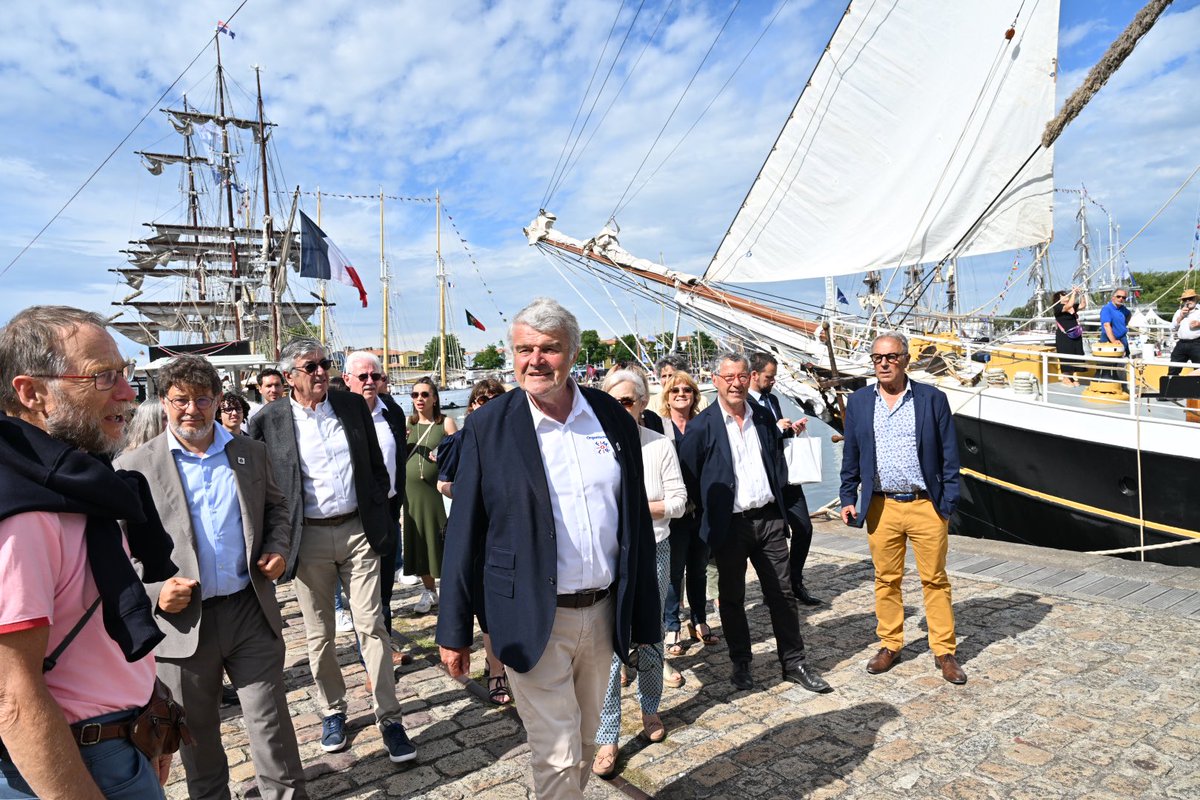 JFFountaine's tweet photo. Très heureux d’avoir inauguré ces premières #Fêtesmaritimes à #LaRochelle. Un bel événement qui se veut avant tout populaire, familial, gratuit et festif qui met à l’honneur notre exceptionnel patrimoine maritime 💙⚓️
Merci aux 350 bénévoles et à l’association des FMLR 👏🏽 https://t.co/Xpzr7M13ym
