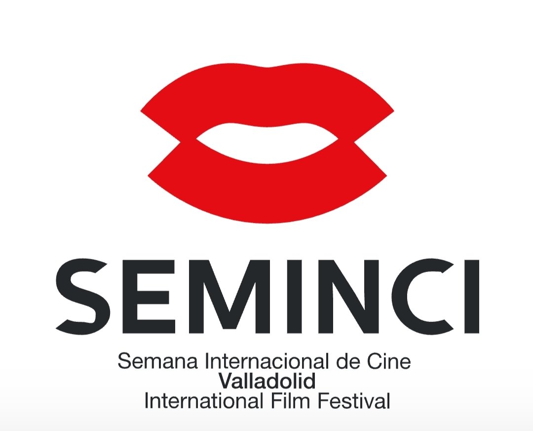 MiguelBayn1's tweet photo. Una seña de identidad como es la @SEMINCI para #Valladolid con sus icónicos labios, El beso del celuloide,  diseñado por el pintor Manuel Sierra en 1984, se cambia para dar una imagen "remozada" según Carnero al festival. No había necesidad ninguna y en mi opinión es más feo. https://t.co/Dx8lwQViac