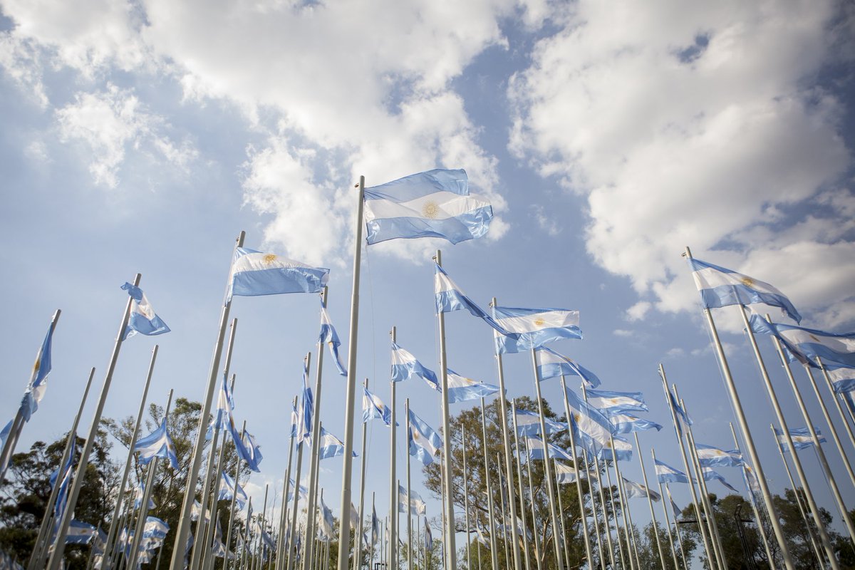 🇦🇷 Alta en el cielo. Altísima.
Tenemos la bandera más hermosa del mundo, ¿o no?

#DíaDeLaBandera