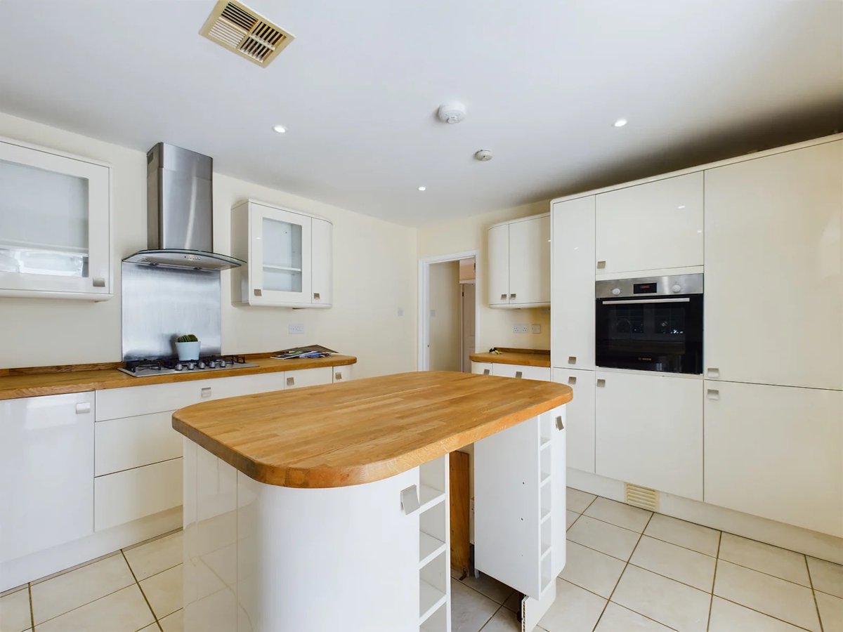 Belvoir_Tadley's tweet photo. 🏡 A spacious 4 bedroom detached bungalow set in a well-regarded lane offering a rural feel, close to the centre of #Tadley, offered for sale with #NoOnwardChain > https://t.co/X4usJGJgxv
#HouseHunting #MovingHome https://t.co/dDVTOBCxMb