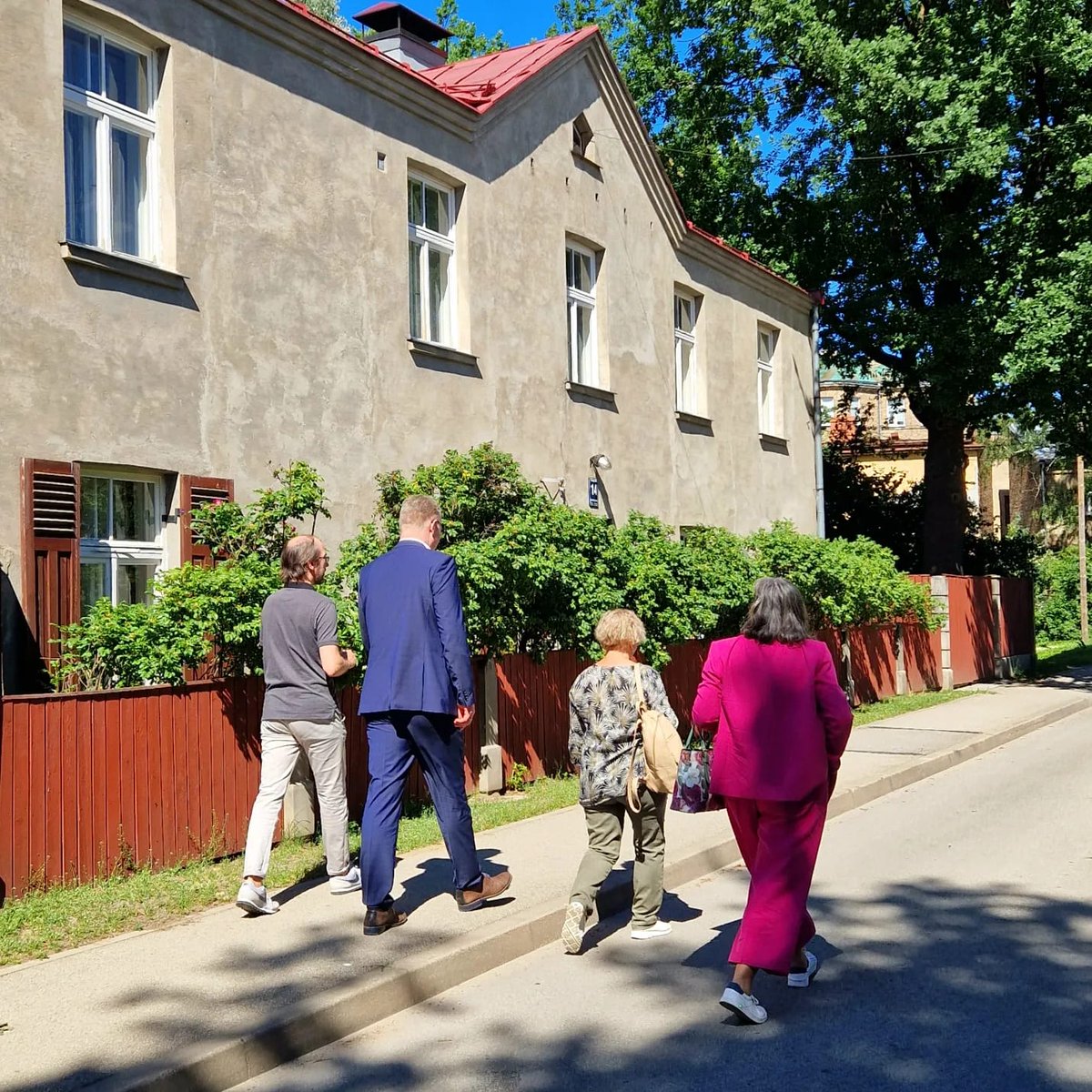 Pateicos <a href="/agenskalnam/">Āgenskalns</a> un iedzīvotājiem par šīsdienas konstruktīvo sarunu-apsekojām vairākas ielas, pārrunājām iespējamos risinājumus satiksmes drošības uzlabošanai,diskutējām par apstādījumiem siltuma salu efekta mazināšanai un atbalstu ēku atjaunošanai ar arhitektonisko vērtību.