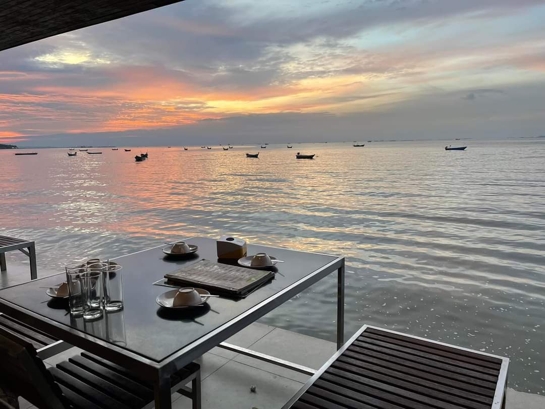 人生的路
好與不好都得自己走...
人生~
就是一種感受、一場歷練、
一次懂得!
人生
就是一邊擁有,一邊失去...
每個人都有一行熱淚
苦也要面對,因為堅強;
每個人都有無言的傷
痛也要承受,因為成長!
不斷的跌倒
才有不變的頑強與收獲;
不變的風雨
才有不斷的歷練與懂得~

#敬自己