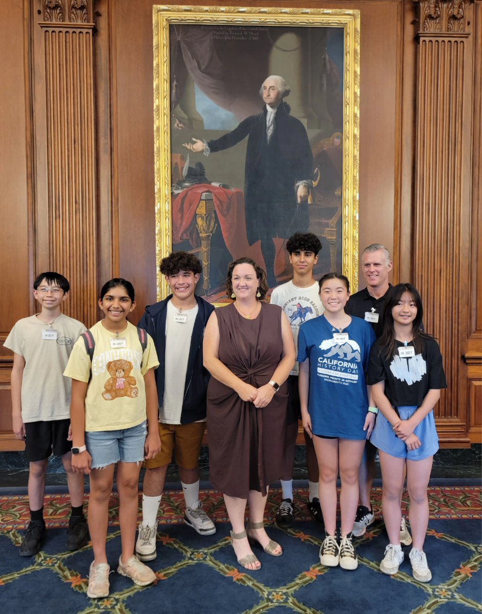 Exciting news! 🎉 Students from Sierra Vista Middle School in Irvine, CA, had the incredible opportunity to meet Representative Katie Porter during the National History Day competition. 🌟 Proud of their hard work and dedication! <a href="/RepKatiePorter/">Rep. Katie Porter</a> <a href="/NationalHistory/">National History Day</a> #FutureLeaders