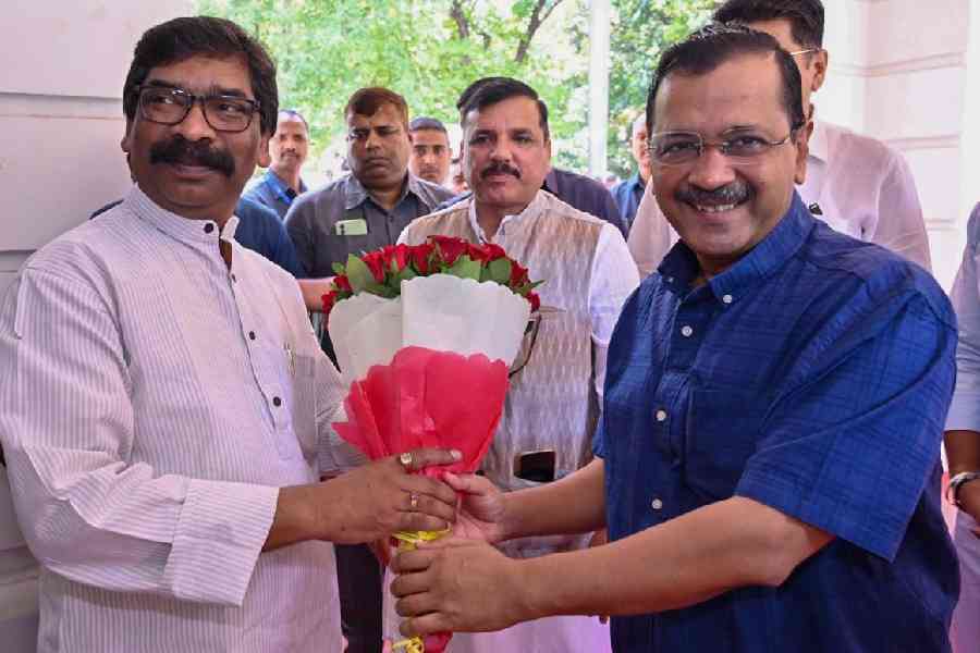 अरविंद केजरीवाल जी को जमानत मिल गई. बधाई.

हेमंत सोरेन जी को जमानत क्यों नहीं मिल रही?

हेमंत सोरेन जी को चुनावों के दौरान अरविंद केजरीवाल जी की तरह अंतरिम जमानत पर बाहर आने का मौक़ा भी नहीं मिला.

इसका क्या कारण रहा होगा?

#ArvindKejarival #HemantSoren
