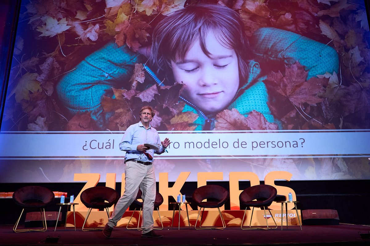 🎤 ¡Seguimos con la ponencia “Valores y aptitudes en el perfil de salida del alumno para lograr ciudadanos comprometidos con la #transiciónenergética”.  

Con <a href="/juannunezc/">Juan Núñez</a>, experto en #educación, #pedagogía y metodologías activas, y Presidente del Jurado de los #PremiosZinkers.