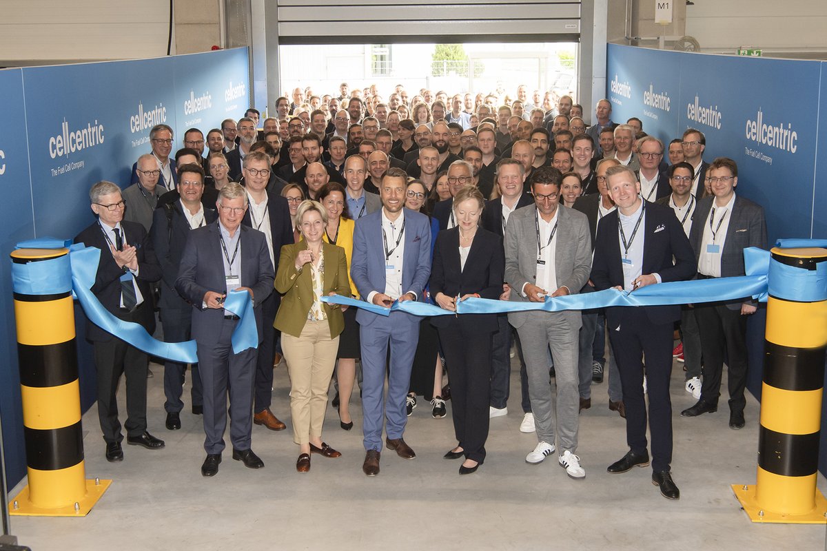 DaimlerTruck's tweet photo. A key milestone for the climate-neutral transport of tomorrow: #cellcentric GmbH &amp; Co. KG inaugurates pilot production for #FuelCell systems, taking another significant step towards large-scale production.

Press release: https://t.co/8XD4GEPqFx

#DaimlerTruck #cellcentric https://t.co/5pF92eAOuG