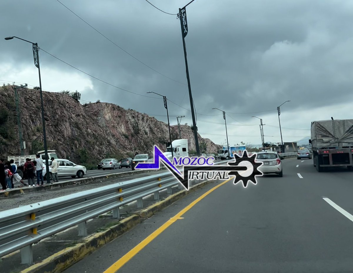 AmozocVirtual's tweet photo. #EnEsteMomento cierran el Periférico Ecológico a la altura de La Guadalupana con sentido a #Amozoc.

Para obstruir el paso colocaron piedras y camiones de carga. https://t.co/nSuLk36S72