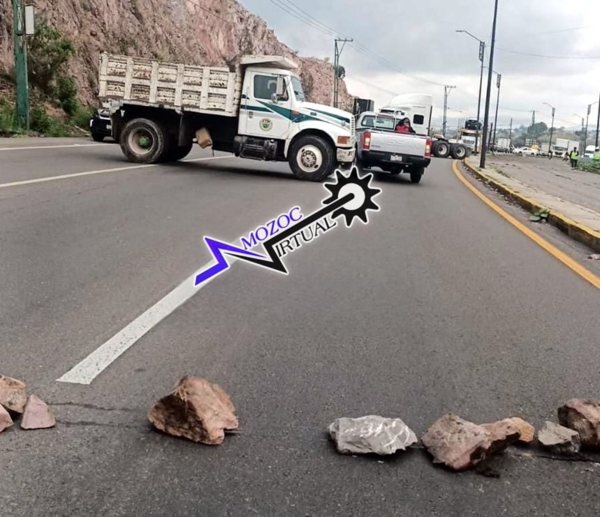AmozocVirtual's tweet photo. #EnEsteMomento cierran el Periférico Ecológico a la altura de La Guadalupana con sentido a #Amozoc.

Para obstruir el paso colocaron piedras y camiones de carga. https://t.co/nSuLk36S72