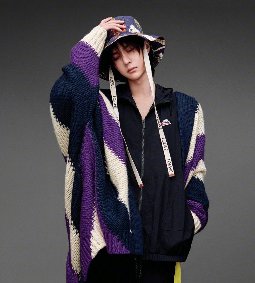 Deknoiyaya1's tweet photo. ทีมแม่���ดเฟบ                            ทีมแฟนกดรี

WANG YIBO Menswear PFWSS25
#YIBOxLOEWESS25
@LoeweOfficial https://t.co/K0TwxAZR1B