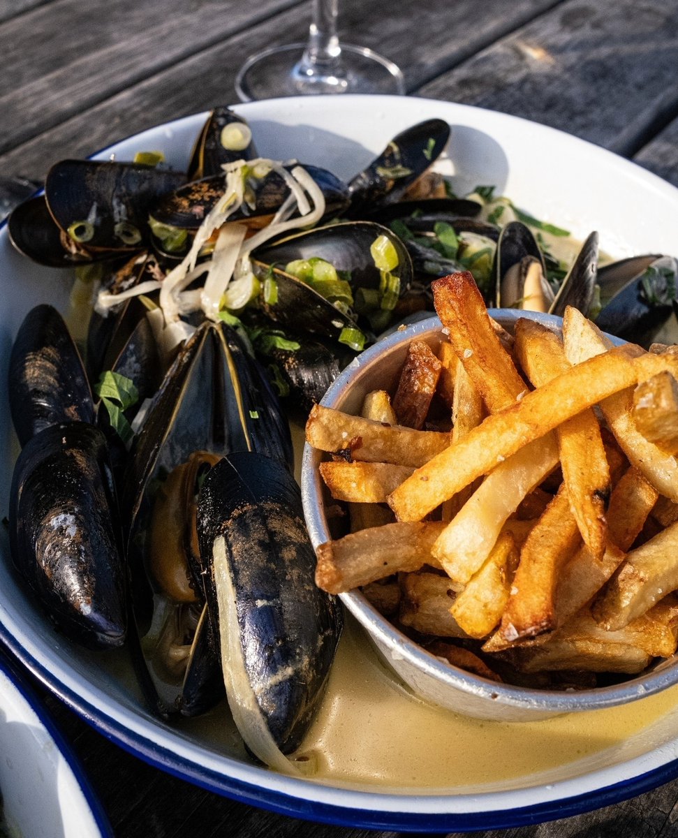 GrainBarge's tweet photo. Chow down on sustainable mussels, cooked in North Street Cider, cream, spring onions served with chips 🍟 https://t.co/lW3mOn1HlY