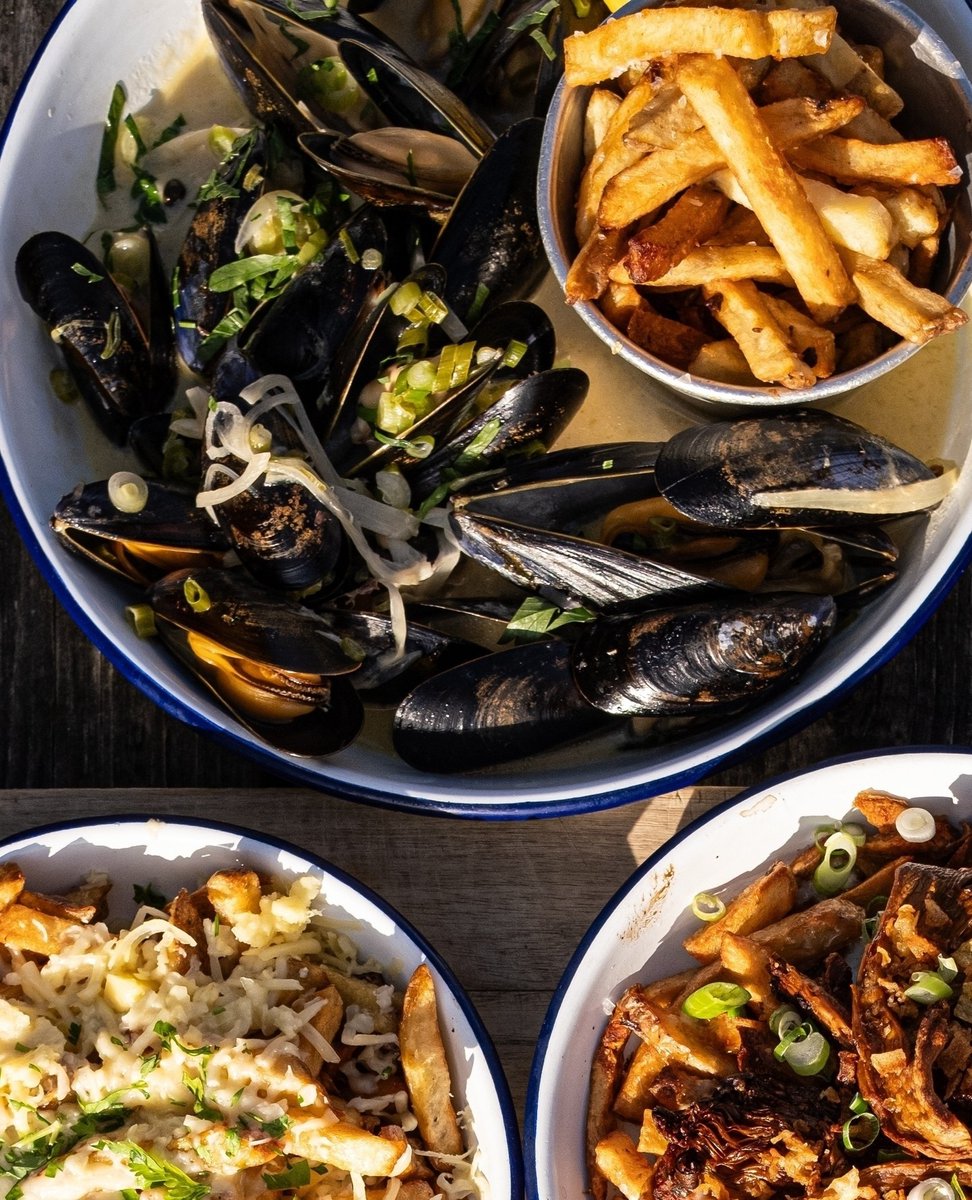 Chow down on sustainable mussels, cooked in North Street Cider, cream, spring onions served with chips 🍟