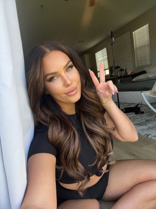 Gooooodmorning everybody voting for Trump and if you&rsquo;re not, then I&rsquo;m not talking to youu 😂😂 https://t