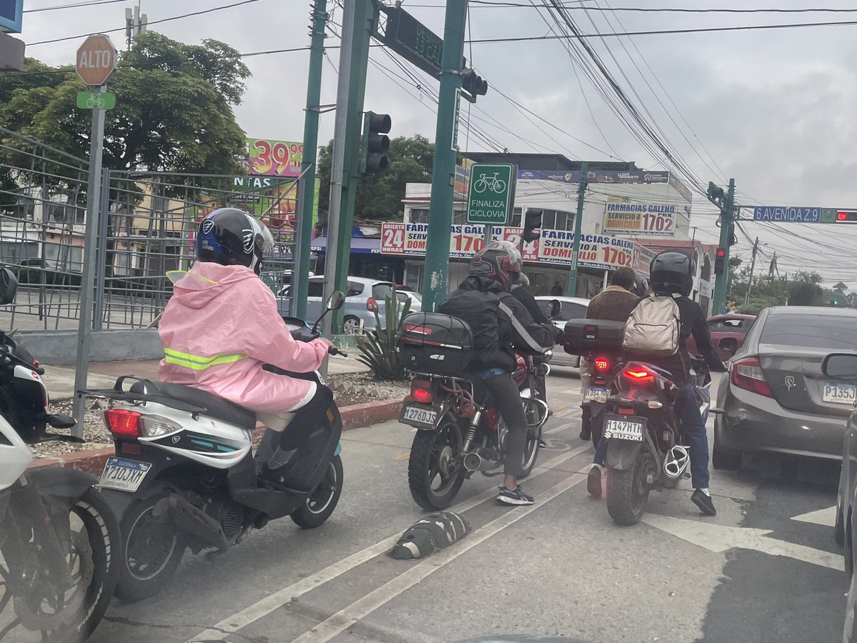 Morocooo's tweet photo. Quitaron un carril, porque pusieron ciclovía. Pero solo lo ocupan motos. Algo no esta bien…. 😕😕😕 https://t.co/1sV5p2grtz