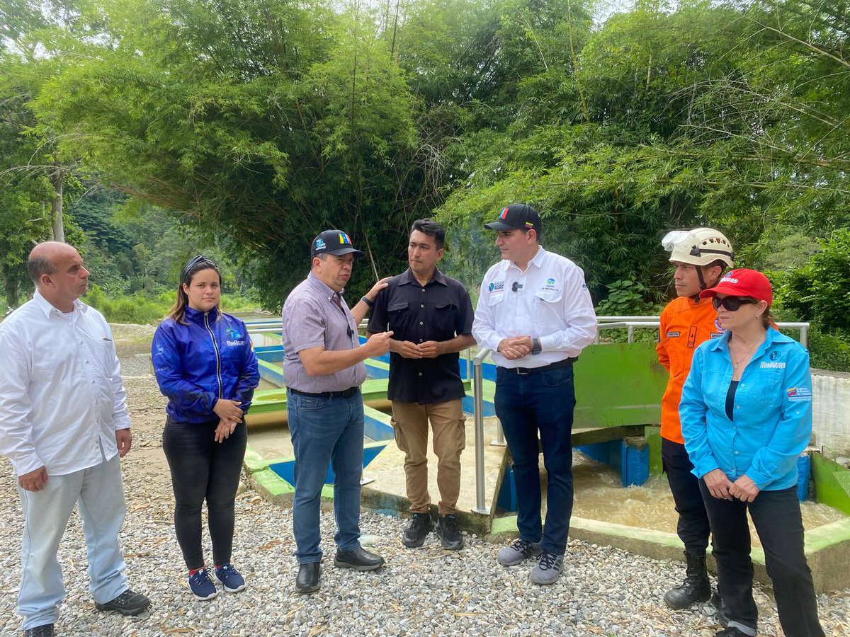 JEHYSONGUZMAN's tweet photo. En nuestra agenda de trabajo con el Comando Ministro @RMarcoTorres , visitamos el acueducto de Tucaní, para constatar los trabajos continuos que se ejecutan para garantizar el mantenimiento originado tras las fuertes precipitaciones. 

Aquí nos acompañó el Poder Popular, jefes y jefas de UBCh quienes son testigos de la cantidad de sedimentos que arrastra la corriente en periodos de lluvias.

En virtud de mejorar la calidad del servicio de agua, junto al ministerio Marco Torres, hemos tomado una serie de decisiones:

las siguientes tareas: 

1. Activar de una comisión integrada por el comisionado territorial del Ministerio de Aguas y Guarderia Ambiental para evaluar las situaciones de colmatación en las cabeceras.

2. El ministro Marco Torres enviará todos los materiales para la cloración, potabilización y tratamiento de las aguas que son captadas en este acueducto.

3. Engranaje entre el sistema de distribución del acueducto y el pozo inaugurado en zona nueva para incrementar la capacidad de atención al pueblo de Tucaní.

El trabajo en equipo seguirá dando victorias seguras de la mano del presidente @NicolasMaduro.