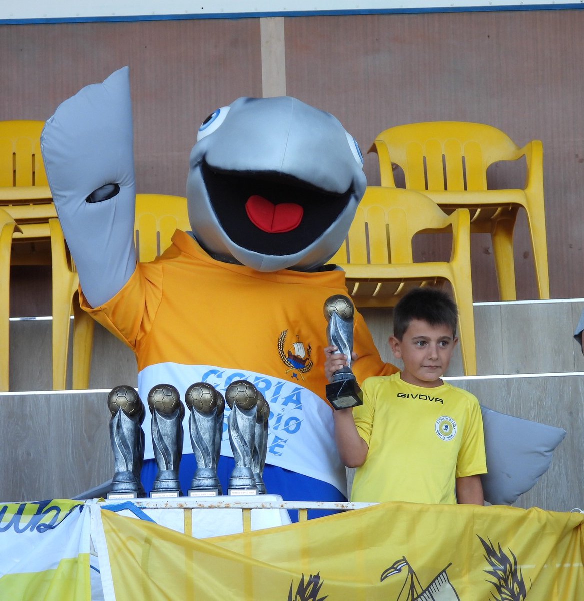 🫡 Alburín 🐠

⚽️💛La mascota del deporte en #CoriadelRío⚽️💛

#CoriasiempreCoria