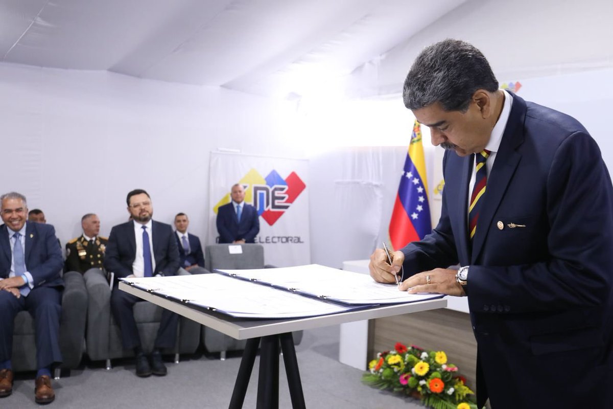 AdolfoP_Oficial's tweet photo. #20Jun Presidente @nicolasmaduro acude a la Firma de Acuerdo Político ante el CNE para el reconocimiento de los resultados de las Elecciones Presidenciales del 28 de Julio de 2024. https://t.co/1BAyxeMVoa